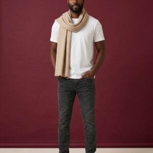 Homme portant une écharpe beige en laine et cachemire avec un t-shirt blanc