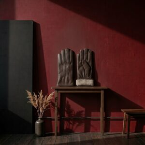 Gants homme en cuir marron doublés fourrure posés sur une table