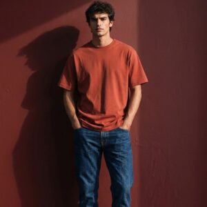 Jean regular stretch en coton porté par un homme