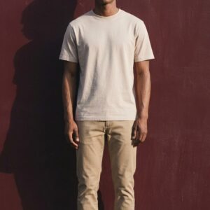 Homme portant un chino slim beige en coton et un t-shirt clair