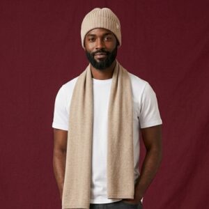 Homme portant un bonnet côtelé beige et une écharpe assortie en laine