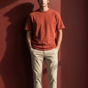 Homme portant un chino droit beige en coton bio et un t-shirt terracotta